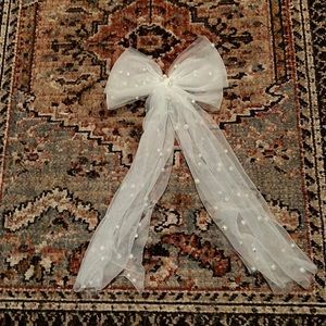 White bridal bow with pearls